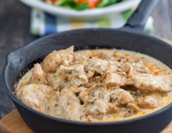Chicken in cream sauce with mushrooms