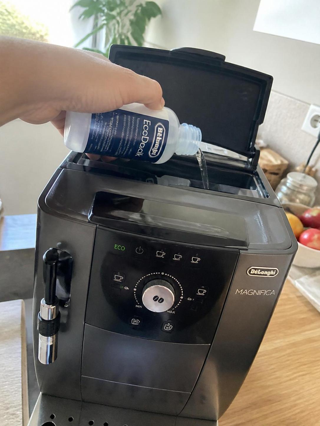 apprenez à détartrer facilement votre machine à café delonghi grâce à notre mode d’emploi simple et rapide. prolongez la durée de vie de votre appareil et savourez un café toujours parfait.