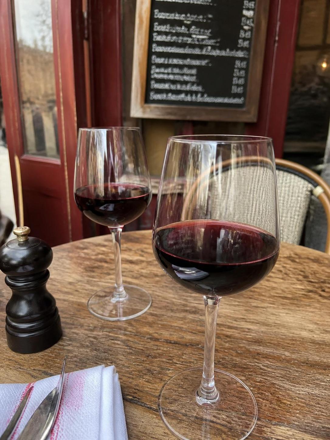 découvrez l'origine et la signification du terme « gibolin » utilisé pour désigner le vin, ainsi que son histoire et son utilisation dans le langage.