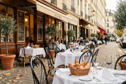 Scène de rue animée avec des terrasses de restaurants typiques du Val-de-Marne, tables dressées et façades de bistrots parisiens